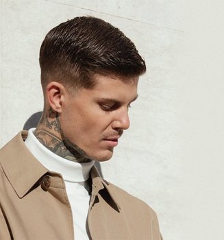 Mann mit kurzen Haaren schaut nach unten