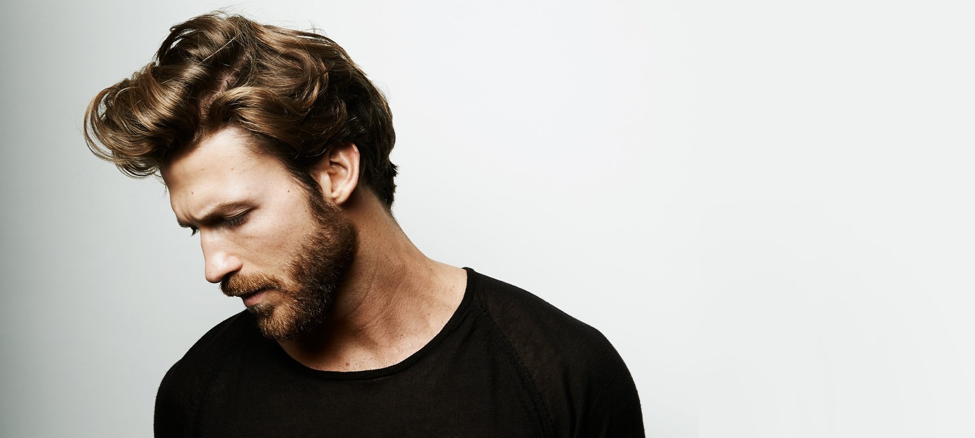 Frau umarmt Mann von hinten