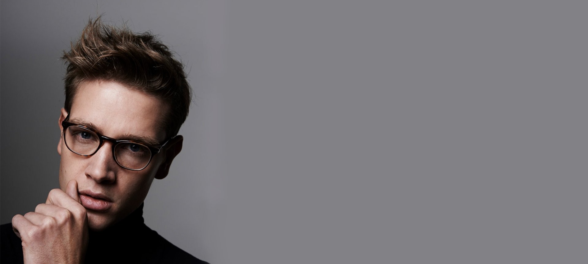 Junger Mann mit Seitenscheitel