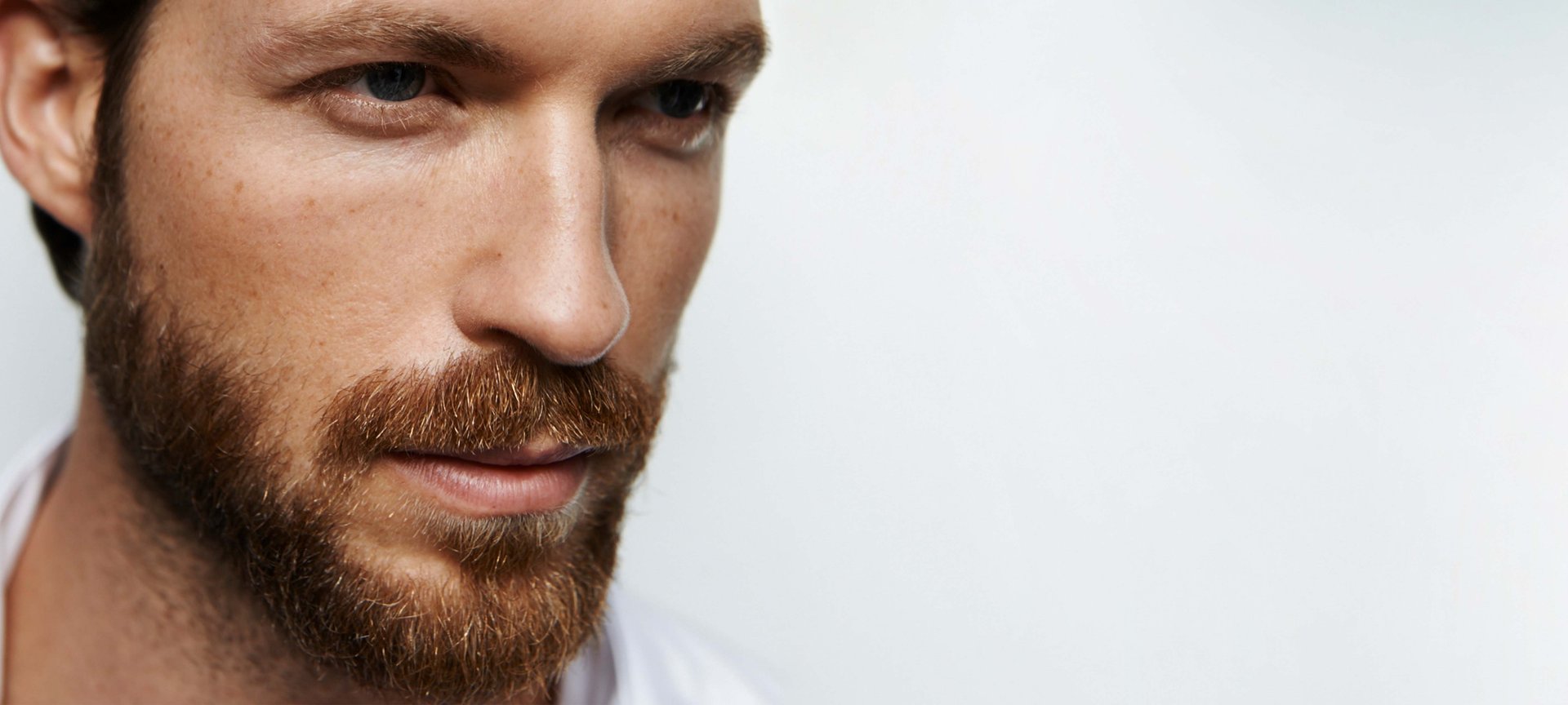 Mann richtet seitlich den Blick nach oben