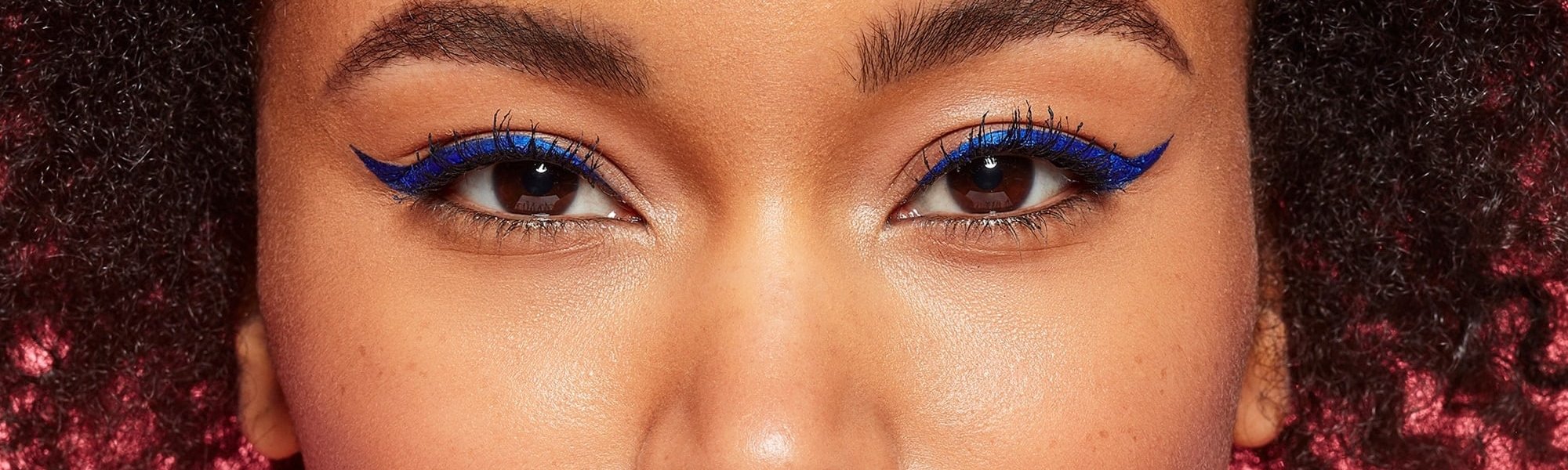 Gesichtsauschnitt einer Junge Frau mit Augen Make-up