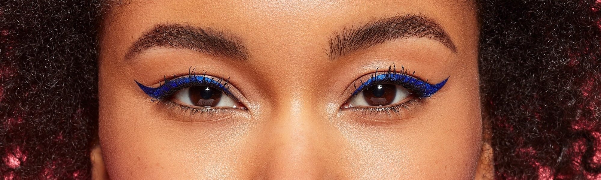 Gesichtsauschnitt einer Junge Frau mit Augen Make-up