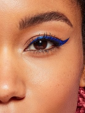 Gesichtsauschnitt einer Junge Frau mit Augen Make-up