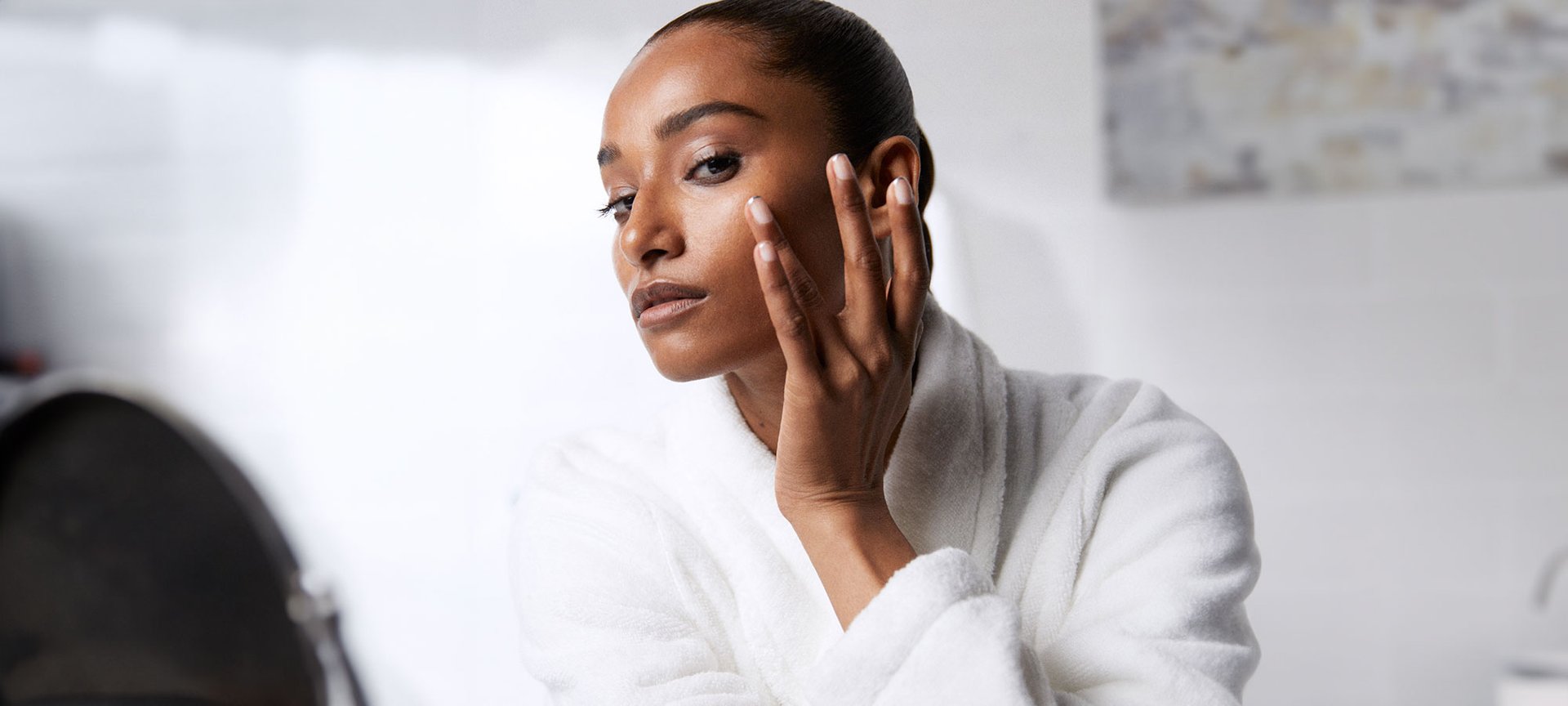 Eine Frau cremt ihr Gesicht ein