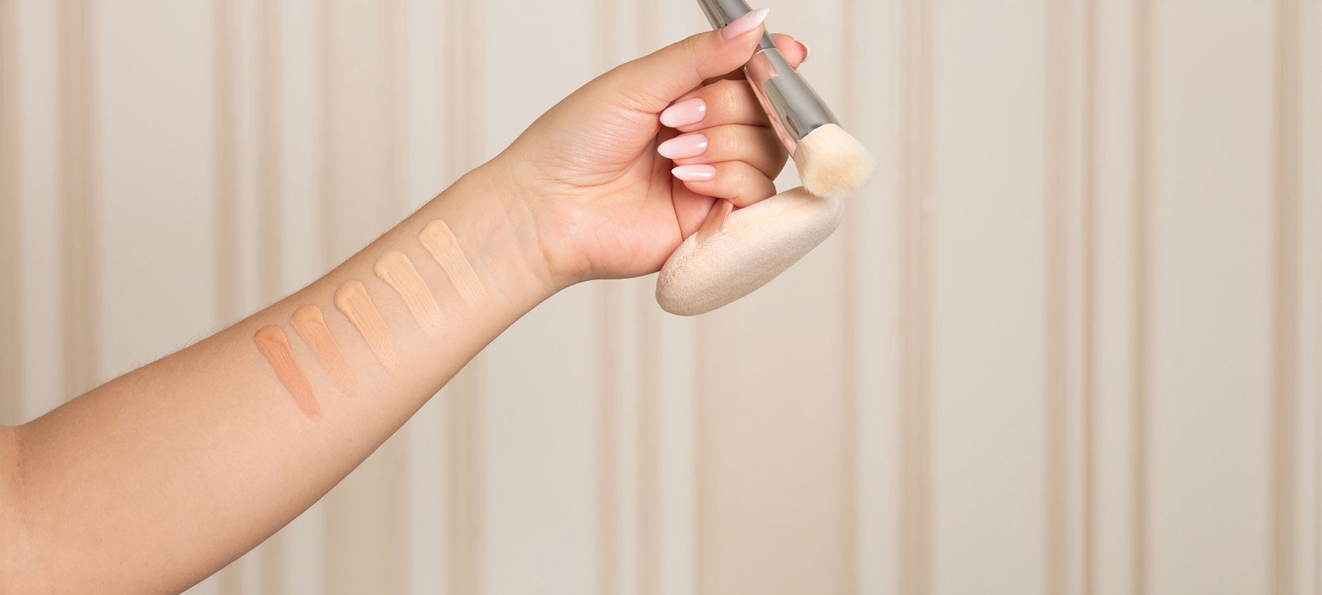 Unterarm einer Frau mit fünf Concealer-Strichen in verschiedenen Farbtönen.