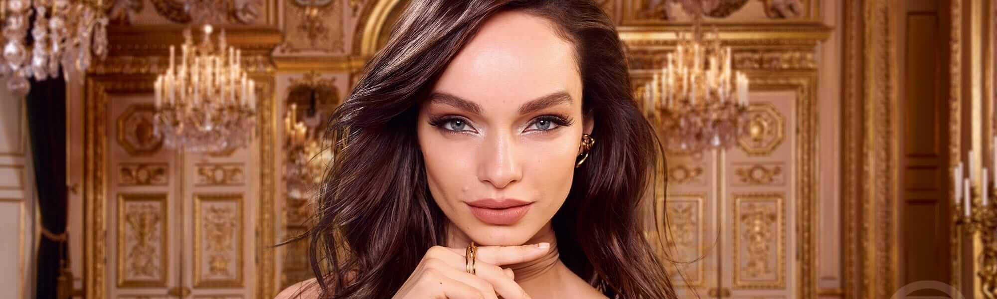 Luma Grothe hält eine Hand unter ihr Kinn