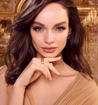 Luma Grothe hält eine Hand unter ihr Kinn