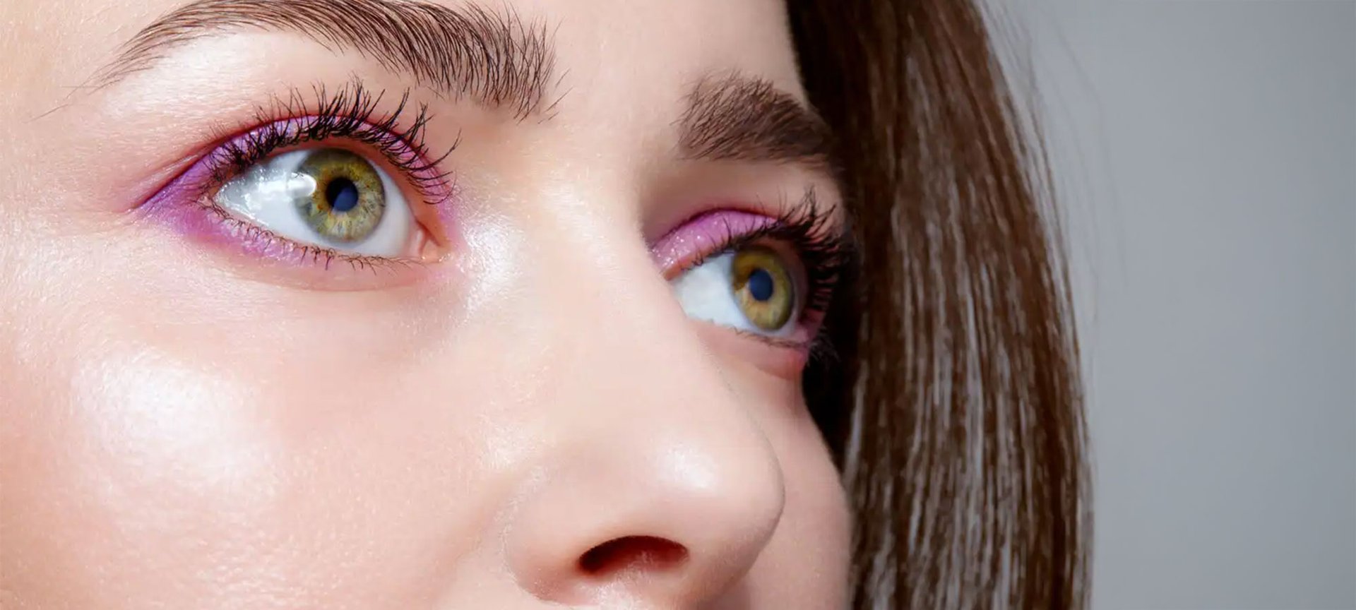 Nahaufnahme einer Frau mit rosa Lidschatten