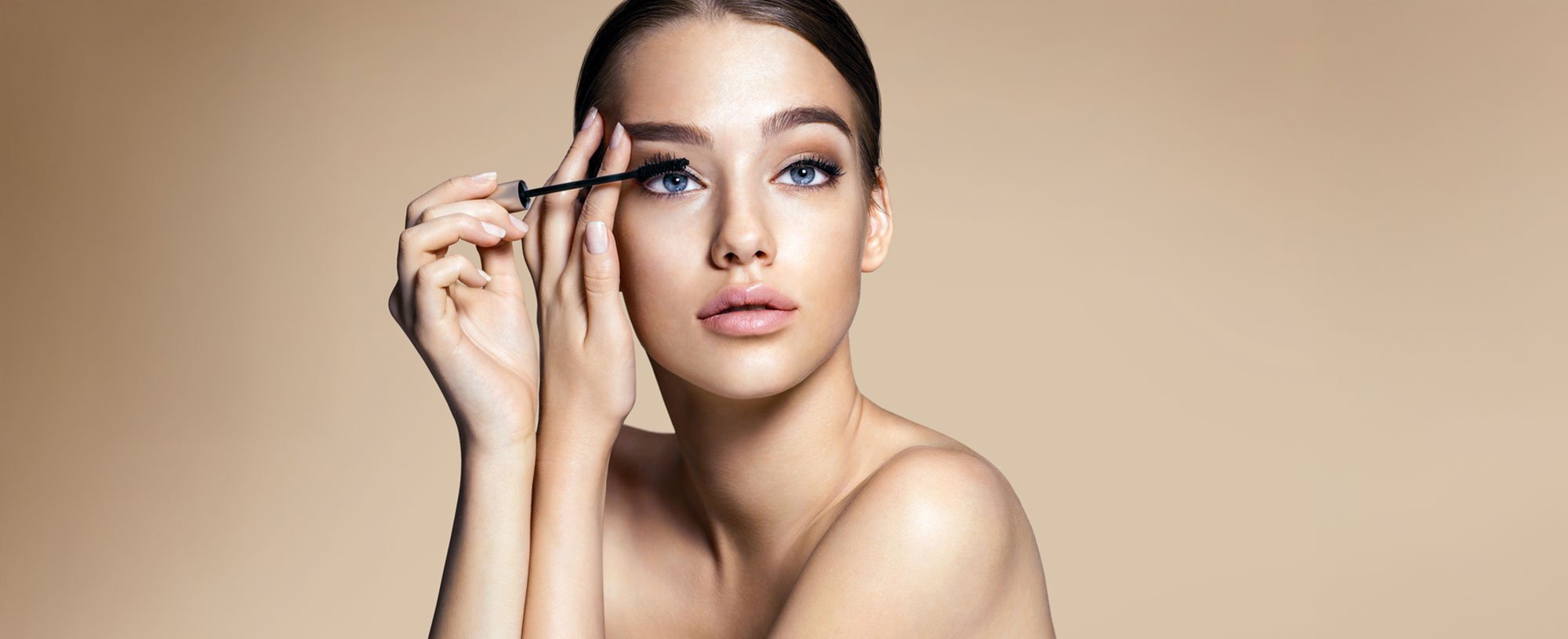 Eine Frau tuscht ihre Wimpern mit Mascara