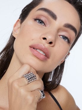 Luma Grothe mit Augenbrauenstift Make-up