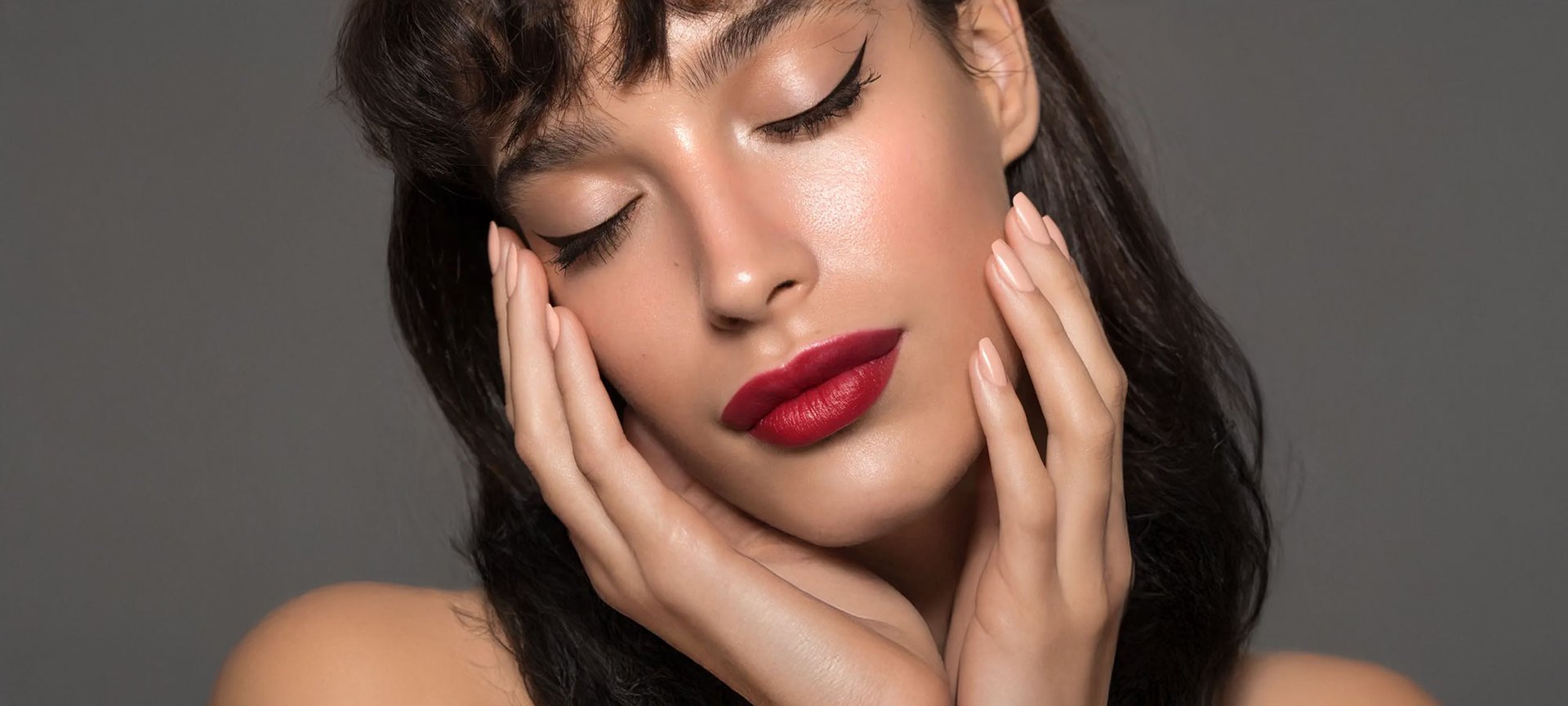 Nahaufnahme einer geschminkten Frau mit geschlossenen Augen