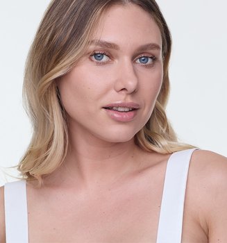 Ein Frau mit langen blonden Haaren und dezentem Make-up