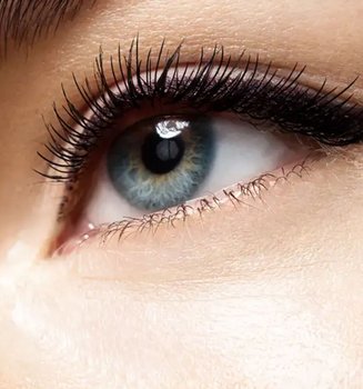 Nahaufnahme einer Frau, die Eyeliner aufträgt
