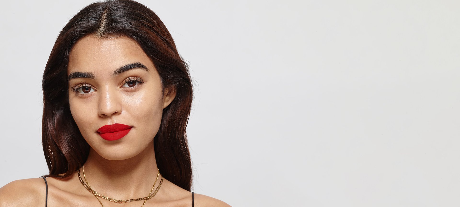 Eine bruenette Frau blickt in die Kamera