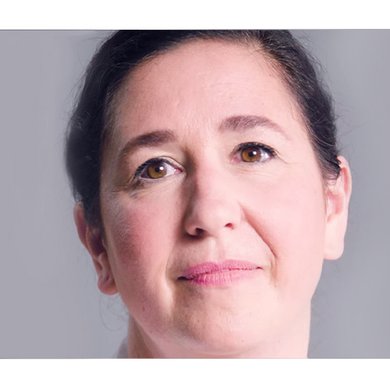 Porträt einer dunkelhaarigen Frau