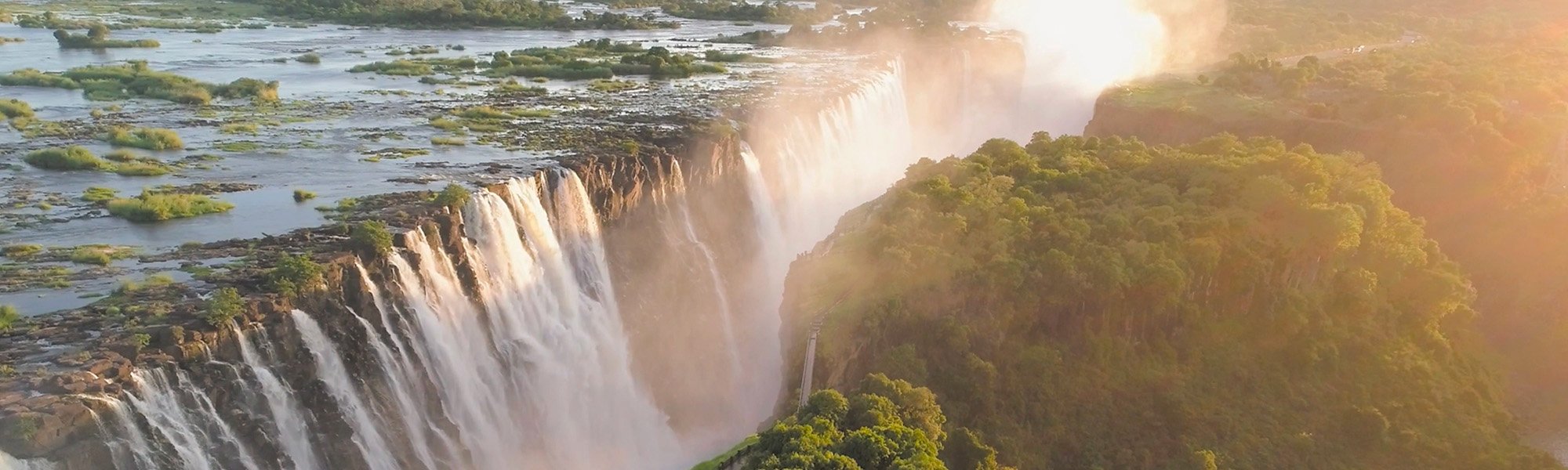 Wasserfall umgeben von Bäumen