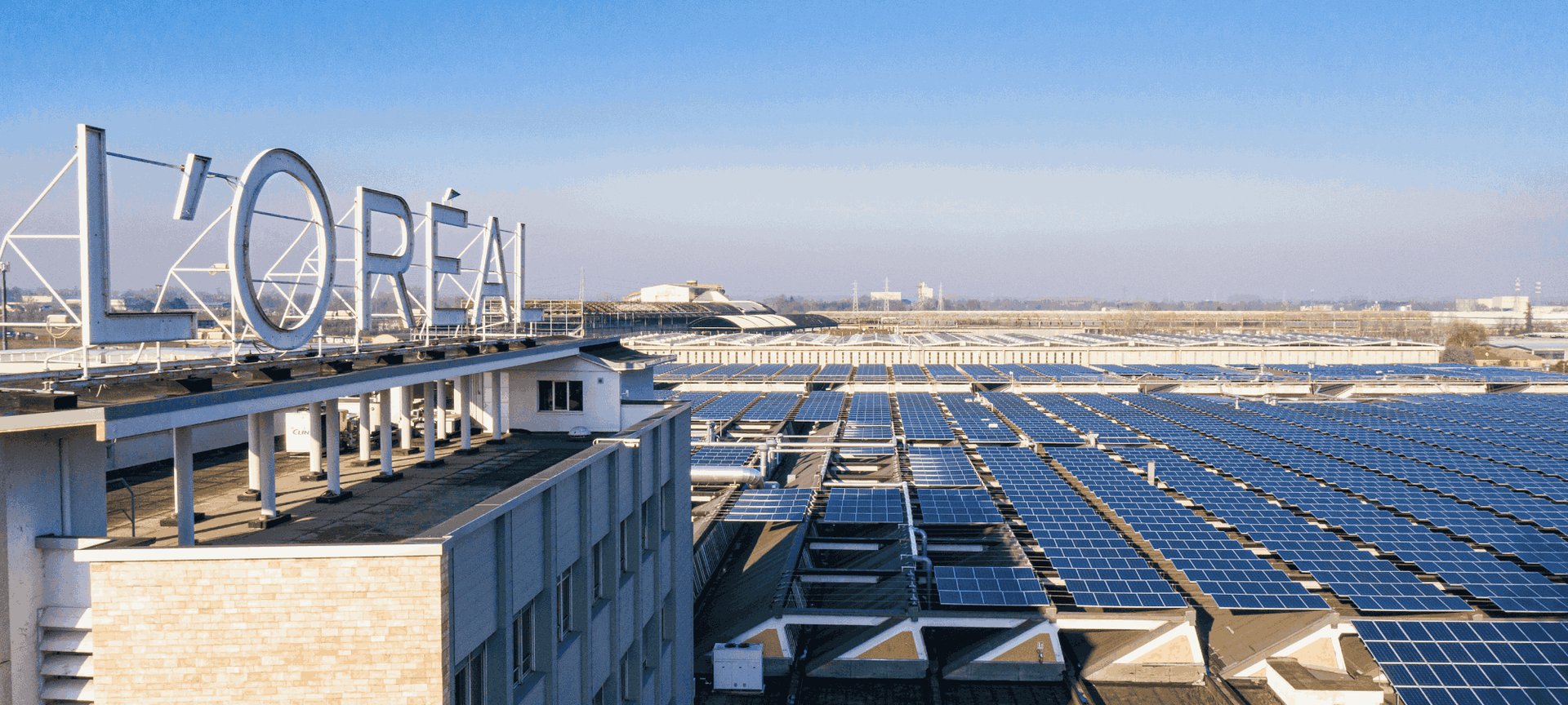 Fotovoltaik Anlage auf einem Dach eines L'Oréal Gebäudes