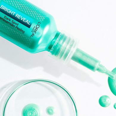 Etwas Produkt vom Bright Reveal Peeling wird auf eine weiße Oberfläche aufgetragen