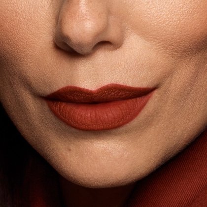 Eva Longoria trägt Color Riche Intense Volume Matte Lippenstift - Detailansicht Lippen