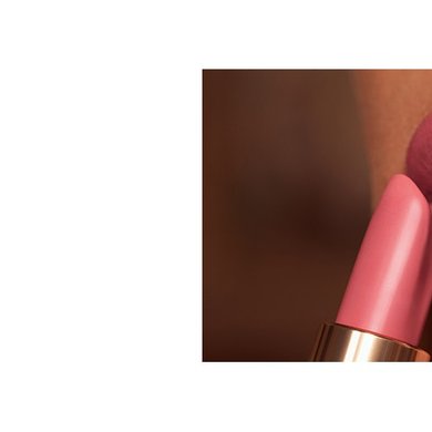 Frau trägt Lippenstift auf