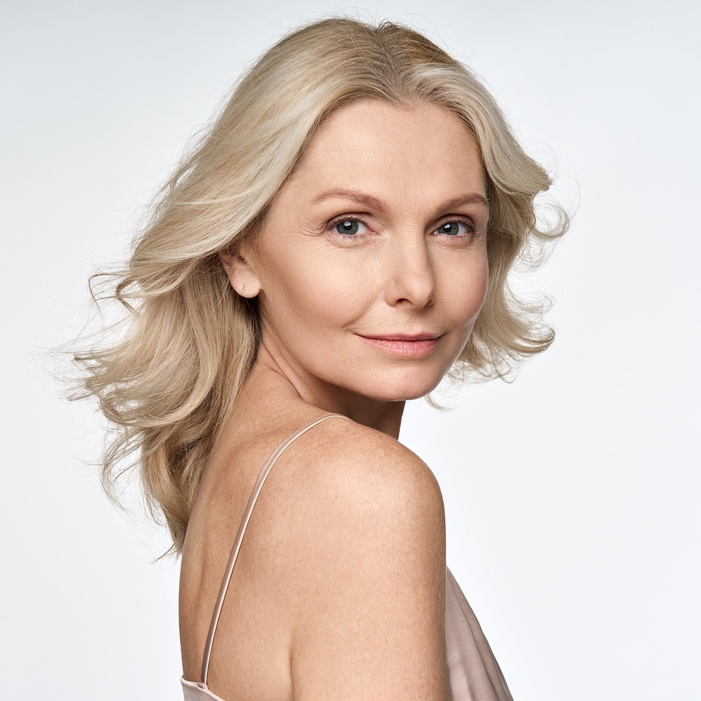 Eine Frau mit blond gefärbten harren und Kaschier-Mascara