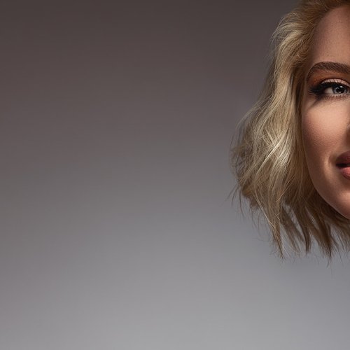 Junge Frau mit welligen blonden Haaren