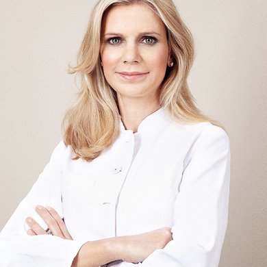 Porträt von Dr. med. Sabine Zenker in einem Arztkittel.