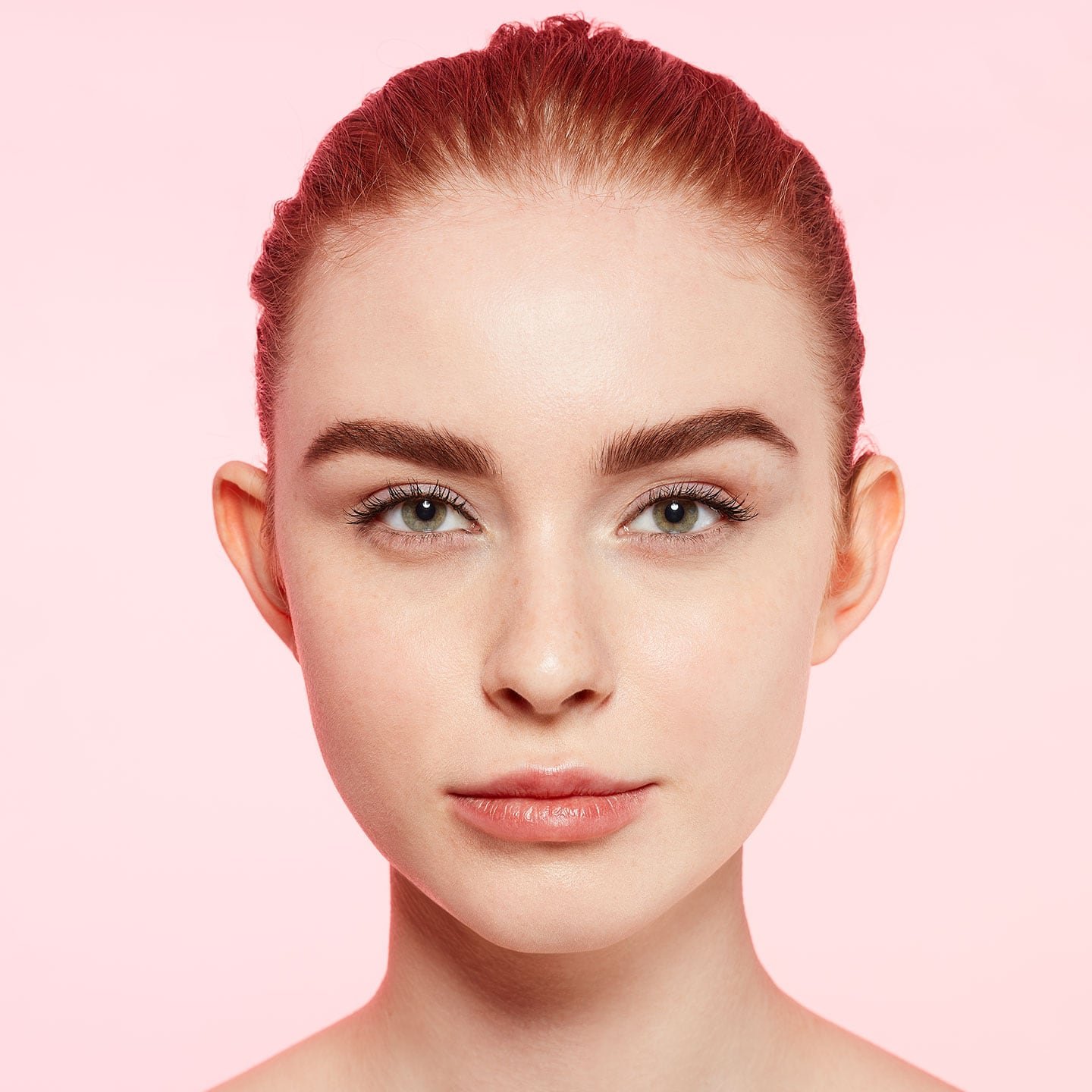 Eine Frau mit gepflegten Augenbrauen