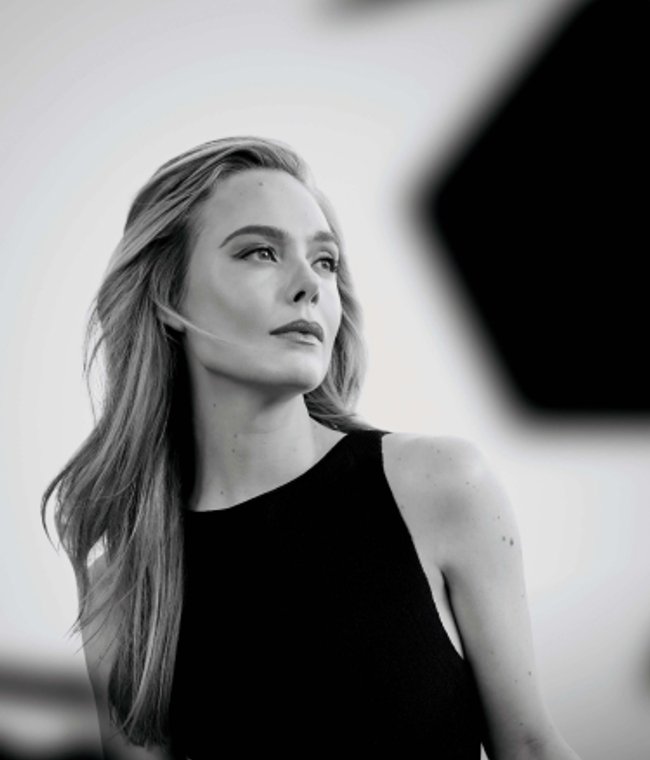 Elle Fanning schaut in die Ferne