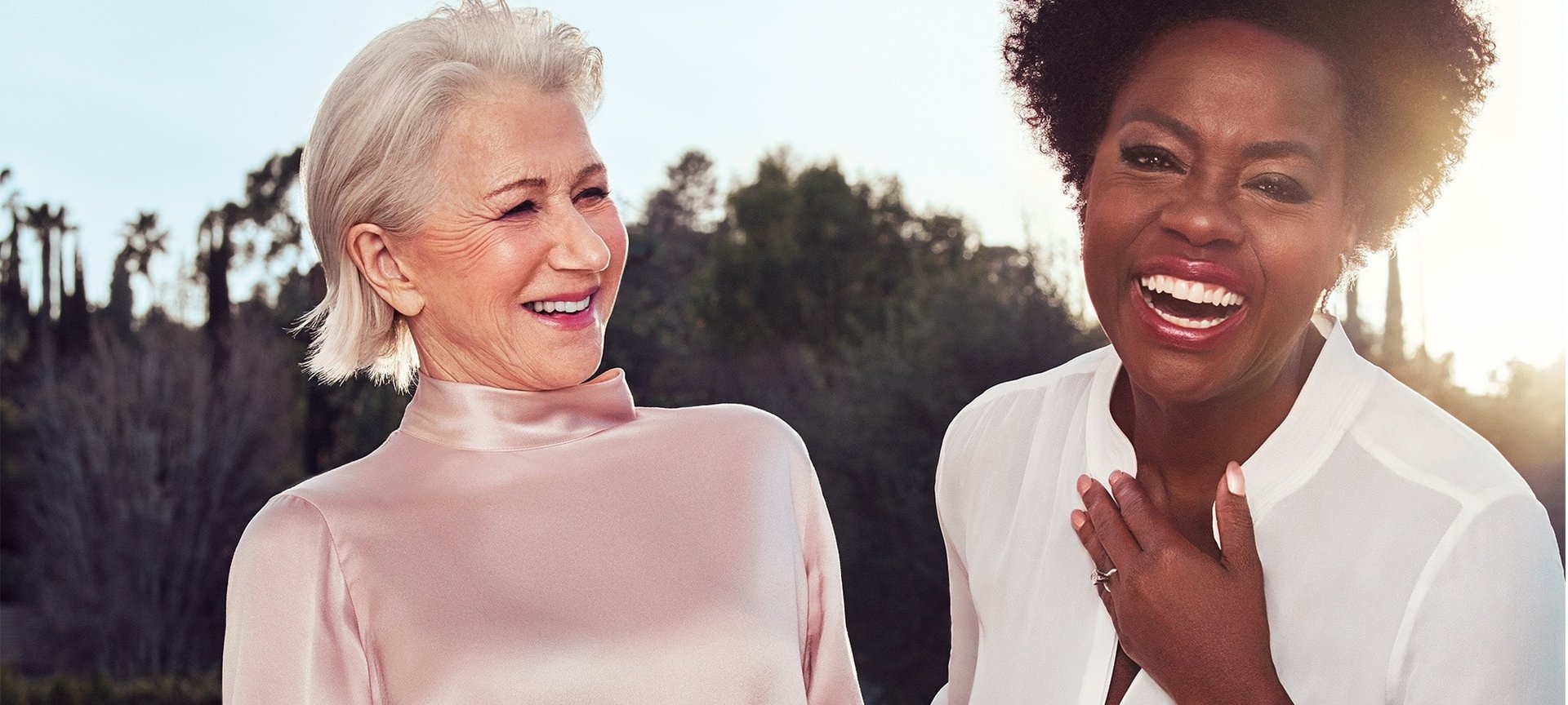 Zwei Frauen miteinander lachend