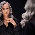 Andie MacDowell betrachtet sich im Spiegel