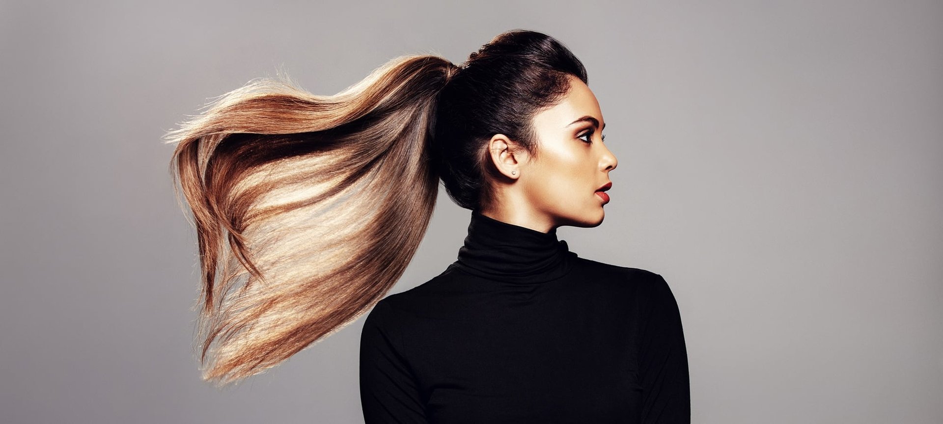 Frau im Profil mit wehenden zusammengebundenen Haaren