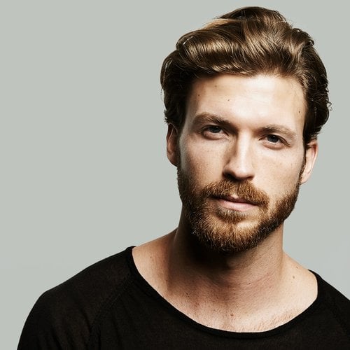 L'Oréal Men Expert Hero - Mann mit Bart schaut bestimmt.