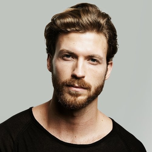 L'Oréal Men Expert Hero - Mann mit Bart schaut bestimmt.