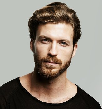 L'Oréal Men Expert Hero - Mann mit Bart schaut bestimmt.