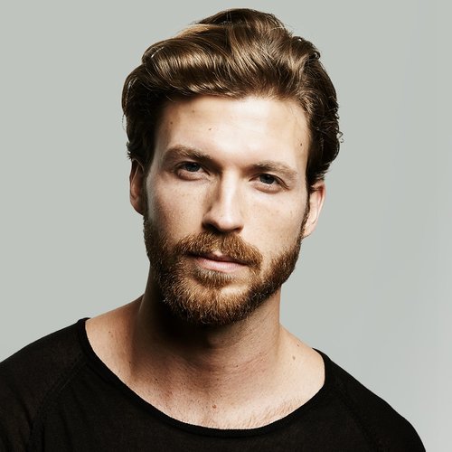 L'Oréal Men Expert Hero - Mann mit Bart schaut bestimmt.