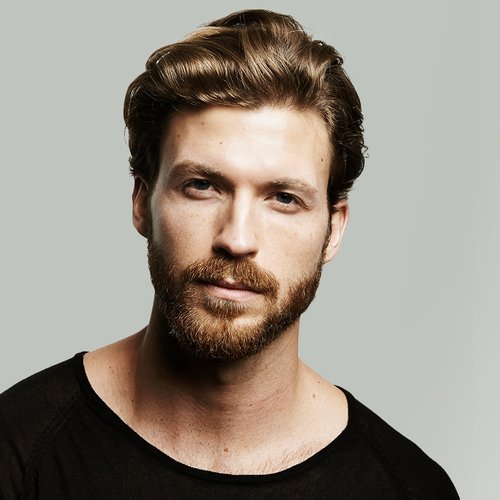 L'Oréal Men Expert Hero - Mann mit Bart schaut bestimmt.