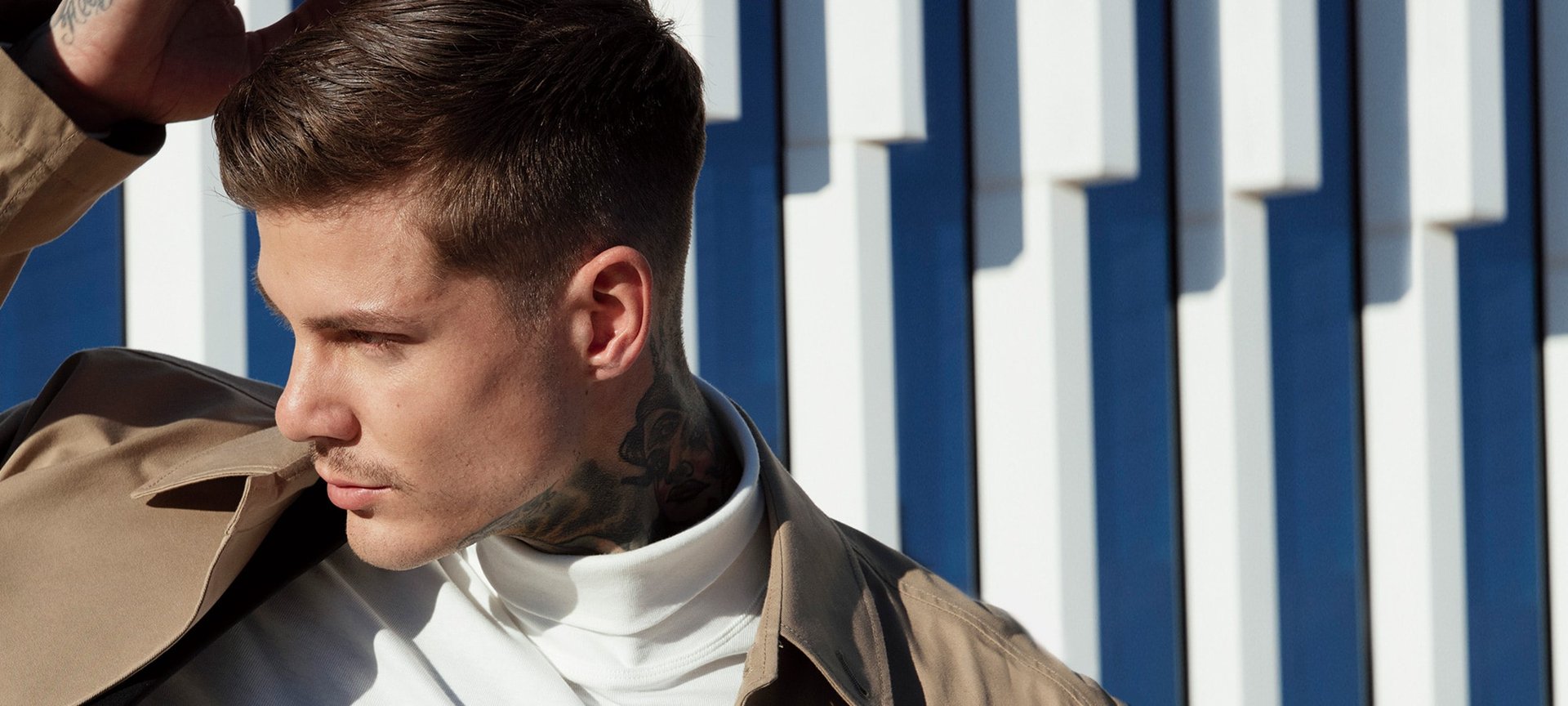 Attraktiver Mann blickt in die Kamera, Fokus auf die Frisur