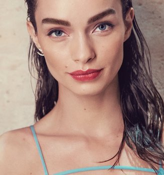 Luma Grothe mit nassen Haaren an eine Wand lehnend