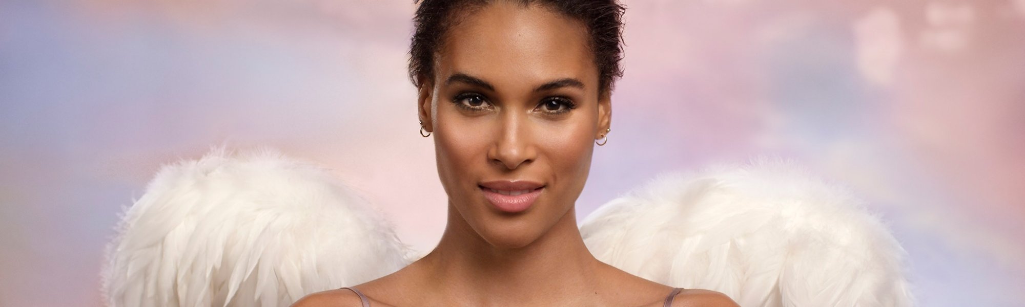 Junge Frau mit Engelsflügeln