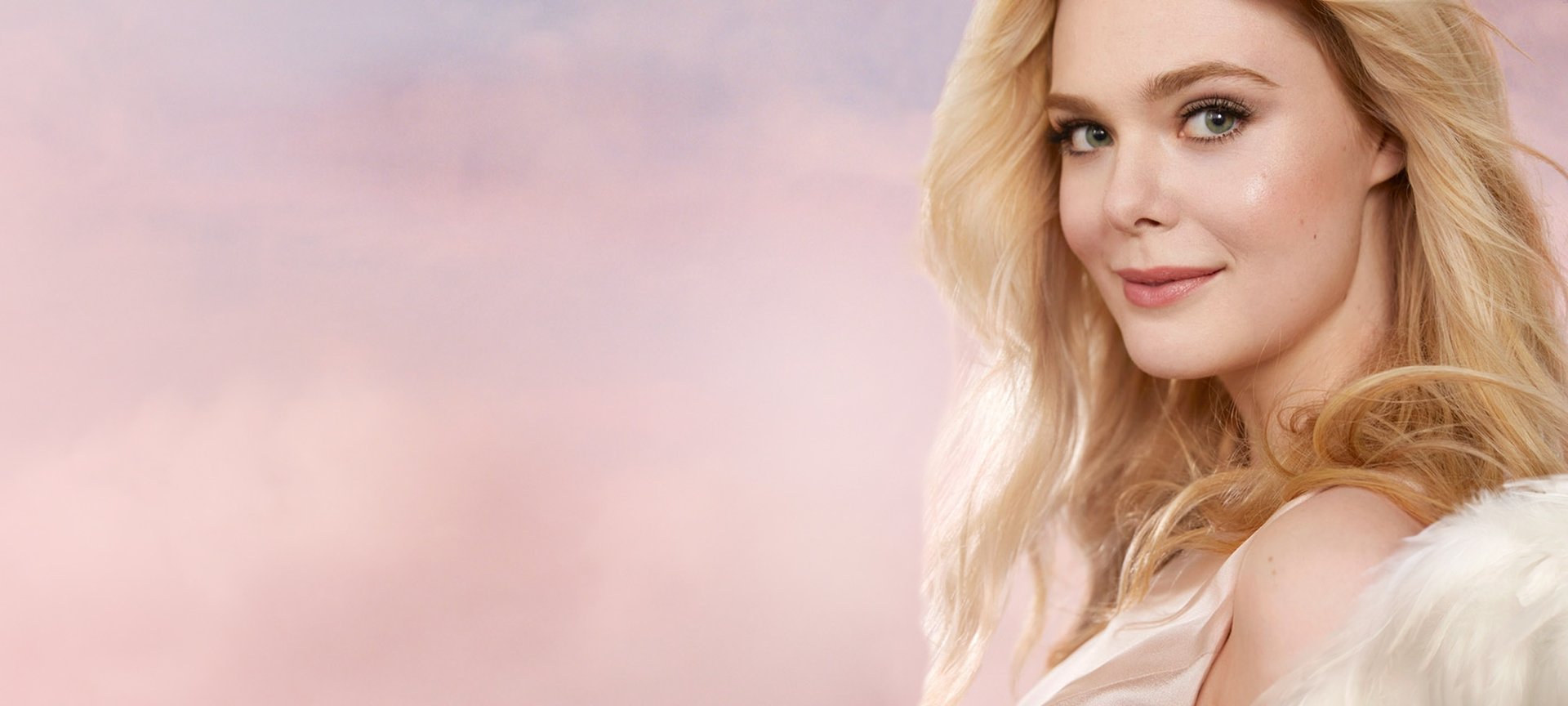 Junge Frau mit langen blonden Haaren