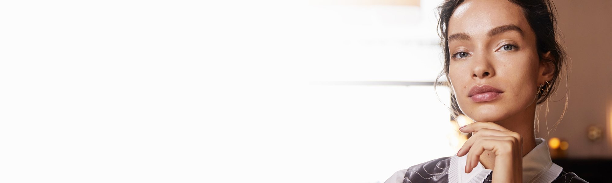 Unsere Markenbotschafterin Luma Grothe schaut interessiert