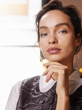 Unsere Markenbotschafterin Luma Grothe schaut interessiert