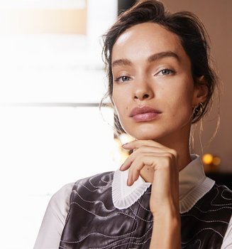 Unsere Markenbotschafterin Luma Grothe schaut interessiert