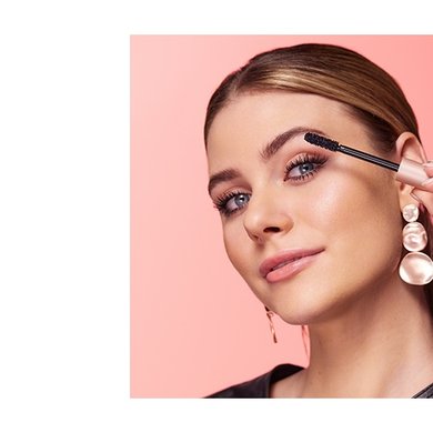Frau trägt Air Volume 30H Mega Black Mascara auf