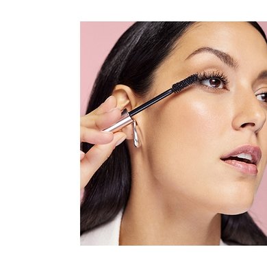 Frau trägt Lash Paradise Mascara auf