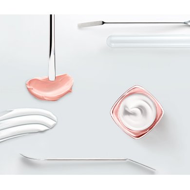 Verschiedene Laborgeräte und Cremeproben
