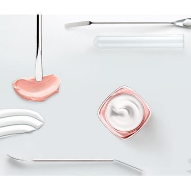 Verschiedene Laborgeräte und Cremeproben