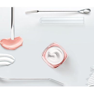 Verschiedene Laborgeräte und Cremeproben