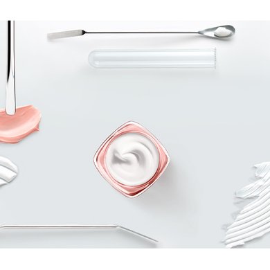 Verschiedene Laborgeräte und Cremeproben